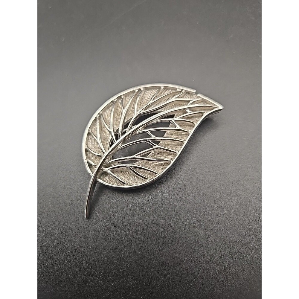 Vintage Unsigned Veined Lattice Textured Leaf Silver Tone Brooch Pin 2.5"
